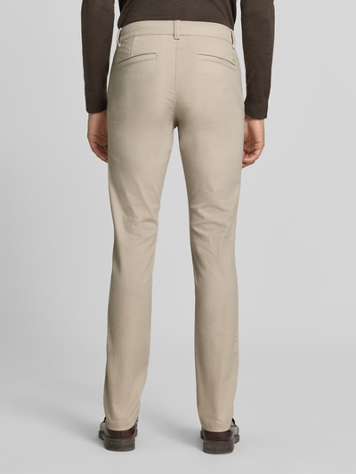 Männermodel trägt Slim Fit Chino aus Baumwoll-Mix Modell 'Chino Slim 2' von BOSS Orange in Beige, glatte Struktur, Ganzkörperansicht Rückansicht.