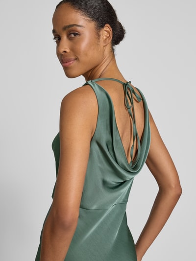 Kobiece model prezentuje sukienka koktajlowa z lejącym dekoltem model 'SASELINA' od Vero Moda, efekt: jednolity kolor, dopasowany krój, długość maxi, wykończenie materiału: satyna, wszyty zamek błyskawiczny, zdjęcie zbliżenie górnej części z tyłu.