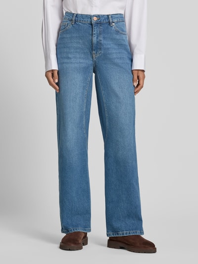 Frauenmodel trägt Relaxed Fit Jeans mit Eingrifftaschen Modell 'Bine Ada Cut' von MSCH Copenhagen, blaue Baumwoll-Elasthan-Mischung, Ganzkörperansicht von vorne. Innenbeinlänge 78 cm, Bundweite 38 cm, strukturierte Denim-Oberfläche.