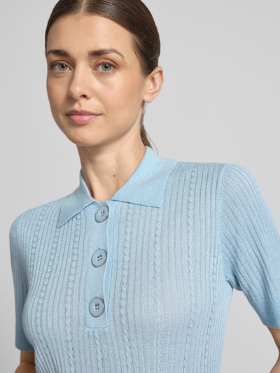 Frauenmodel trägt Strickshirt mit Polokragen und Knopfleiste von Liu Jo White, hellblauer Viskose-Mix, Slim Fit, Nahaufnahme Oberkörper.