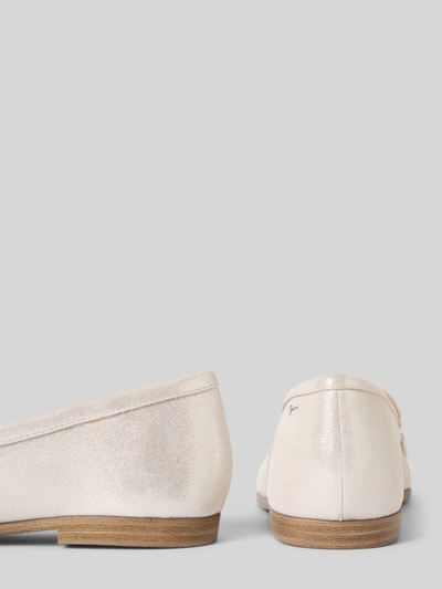 Tamaris Mokasyny skórzane z perełkami Złamany biały 2