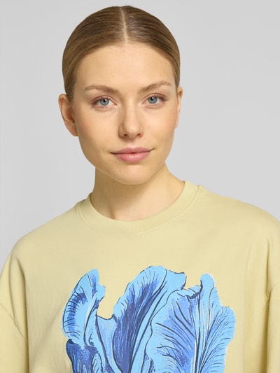 Vrouwenmodel draagt Longsleeve met motiefprint en ronde hals van Topshop, puur katoen, relaxed fit, ruglengte maat S 63 cm, close-up bovenlichaam