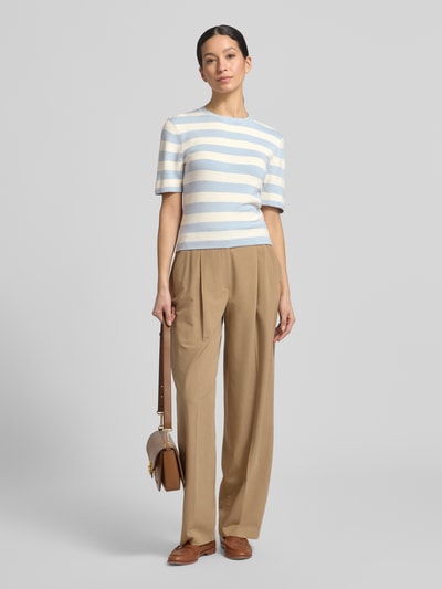 Frauenmodel trägt Strickshirt mit Rundhalsausschnitt Modell 'MARIA' von GUIDO MARIA KRETSCHMER WOMAN, helle Streifen, Slim Fit, Viskose-Mix, Ganzkörperansicht von vorne