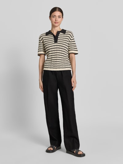 Frauenmodel trägt Regular Fit Weite Hose aus reinem Leinen Modell 'FARINA' von Brax, schwarz, Optik: Unifarben, Ganzkörperansicht von vorne.