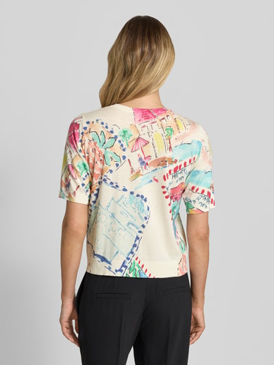 Frauenmodel trägt Cardigan aus Viskose-Mix mit Rundhalsausschnitt von Milano Italy, bunte Muster, gerader Schnitt, Halbarm, Rückansicht