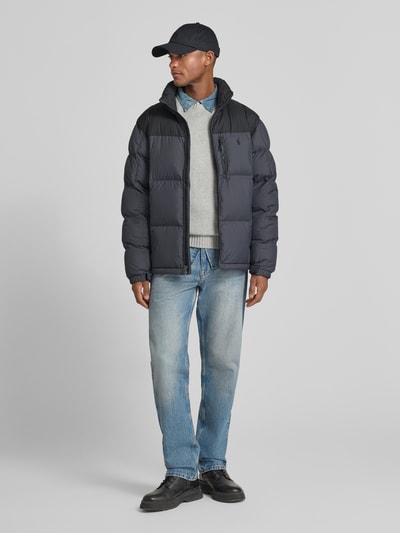 Męski model nosi Regular Fit Daunenjacke mit Zweiwege-Reißverschluss Modell 'GORHAM' od Polo Ralph Lauren, kolor dwutonowy, pełny widok z przodu.
