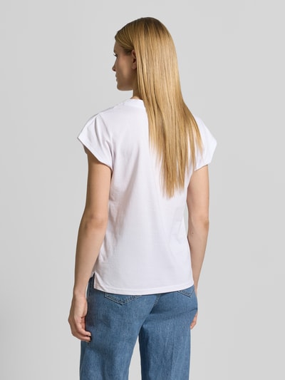 Frauenmodel trägt Damen T-Shirt mit V-Ausschnitt Modell 'DERBY' von Soyaconcept aus reiner Bio-Baumwolle, Regular-Fit, Rückansicht Ganzkörperansicht.