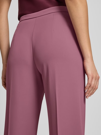 Vrouwenmodel draagt Wide Leg stoffen broek met knoopsluiting van Rinascimento, materiaalmix met stretch, bandwijdte maat S 40 cm, binnenbeenlengte maat S 85 cm, detailopname rugaanzicht.