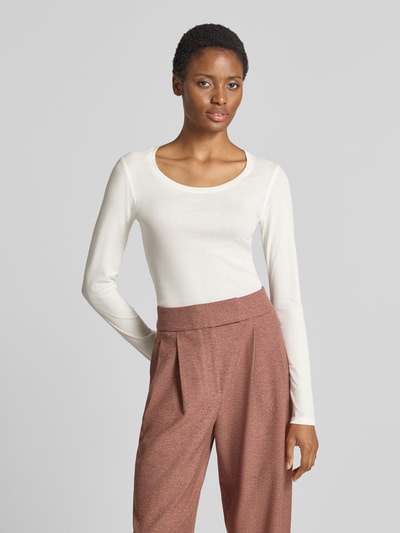 Vrouwenmodel draagt wit shirt met lange mouwen van katoen en modal, Slim Fit Langarmshirt aus Baumwoll-Modal-Mix model 'Sorana' van OPUS, Dames, heup-close-up vooraanzicht