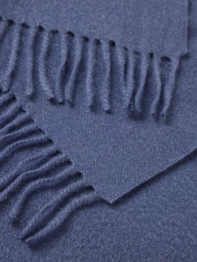 Produktfoto, Schal aus Kaschmir mit Fransen von SALMONE, rechteckig, unifarben blau, weiche Textur, Detailaufnahme, Herrenaccessoire.