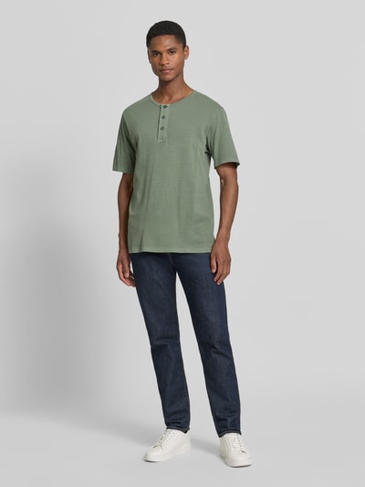Männermodel trägt T-Shirt mit Rundhalsausschnitt und Knopfleiste von Jack & Jones Premium, Reine Baumwolle, Regular-Fit, Ganzkörperansicht von vorne. Rückenlänge bei Größe M: 68 cm.