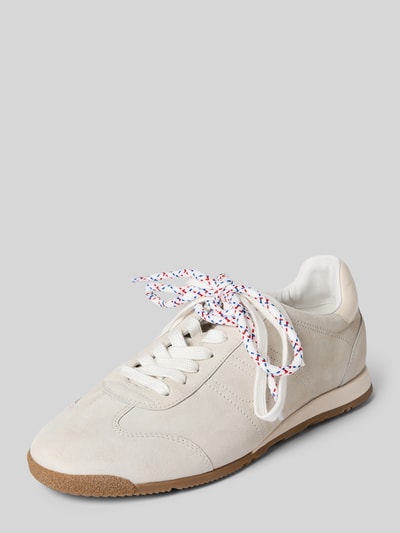 Produktfoto, Sneaker aus Leder mit Schnürung von Högl in Beige, abgerundete Spitze, Gummisohle, dezente Struktur, 1 cm Absatz, neutraler Hintergrund.