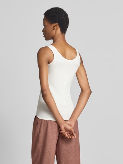 Männermodel trägt Slim Fit Top mit bawełnianym udziałem Model 'KÄTHI' von someday., elastyczna mieszanka materiałów, krój slim fit, dekolt w łódkę, obszycie, długość tyłu w rozmiarze 36: 50 cm, Ganzkörperansicht Rückansicht.