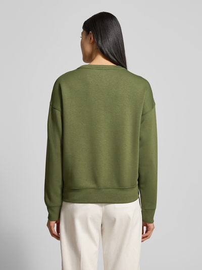 Vrouwenmodel draagt groen Sweatshirt aus Viskose-Mix mit Rundhalsausschnitt Modell 'Ima' van MSCH Copenhagen, Relaxed Fit, Ganzkörperansicht achteraan.