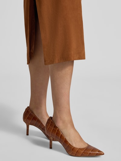 Vrouwenmodel draagt Midirock in Leder-Optik model 'Marmo' van Marella, rechte fit, bruin, split, detailopname onderlichaam, context: dames midirok, taillemaat 40 cm, totale lengte 80 cm bij maat 36.