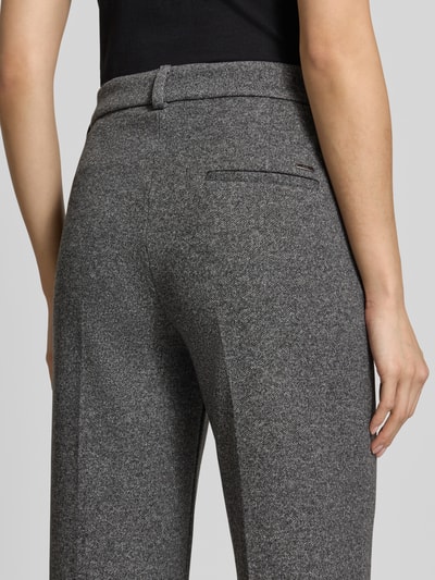 Frauenmodel trägt Wide Leg Hose mit Baumwoll-Anteil Modell 'MAINE' von Brax in Grau, melierte Textur, Damen Weite Hose, Nahaufnahme Rückansicht.