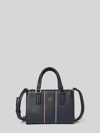 Produktfoto, Henkeltasche mit Logo Kontraststreifen von Tommy Hilfiger in Dunkelblau, rechteckige Form, genarbtes Leder, Logo-Applikation, Hauptfach und Innenfach mit Reißverschluss, Tragehenkel und Kontraststreifen-Detail