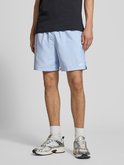 Männermodel trägt Shorts mit Label-Stitching und elastischem Bund von Nike in Hellblau, Regular-Fit, Tunnelzug, Ganzkörperansicht von vorne.