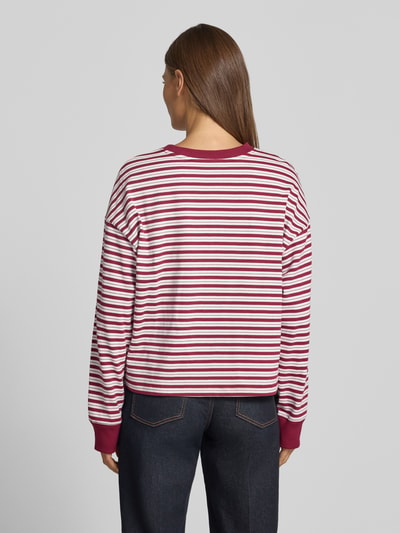 Frauenmodel trägt Longsleeve mit Rundhalsausschnitt Modell 'Monde Krestiane' von MSCH Copenhagen, reine Baumwolle, Relaxed Fit, Allover-Look, Bordeaux-Weiß gestreift, Rückenlänge bei Größe S/M 53 cm, Ganzkörperansicht Rückansicht.