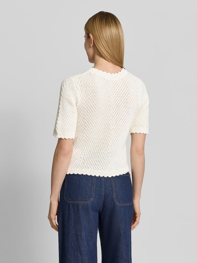 Modelka nosi Strickshirt mit 1/2-Arm Modell 'Carla' von mbyM, mieszanka bawełny, prosty krój, gruby ścieg, okrągły dekolt, rękaw o dł. 1/2, długość tyłu w rozmiarze S: 54 cm, długość rękawów w rozmiarze S: 32 cm, kremowy kolor, teksturowana powierzchnia, widok całej sylwetki z tyłu.