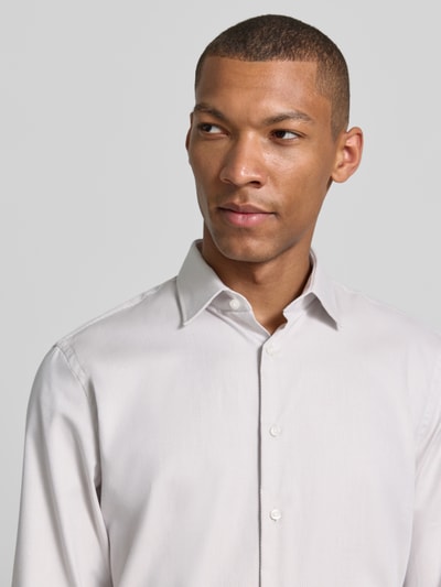 Männermodel trägt Slim Fit Business-Hemd mit Kentkragen von Jake*s, Reine Baumwolle, Knopfleiste, Nahaufnahme Oberkörper. Rückenlänge 79 cm, Schulterbreite 48 cm, Ärmellänge 65 cm, Größe 39/40.