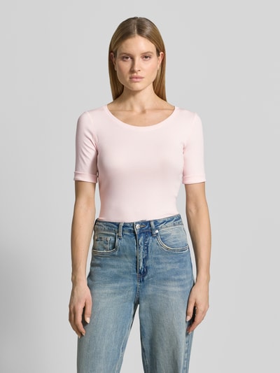 Frauenmodel trägt T-Shirt mit Rundhalsausschnitt und 1/2-Arm von Marc Cain in zartrosa, Slim Fit, Baumwoll-Elasthan-Mix, Ganzkörperansicht von vorne.