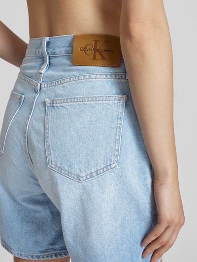 Calvin Klein Jeans Szorty jeansowe o kroju mom fit z 5 kieszeniami i detalem z logo Jasnoniebieski 3