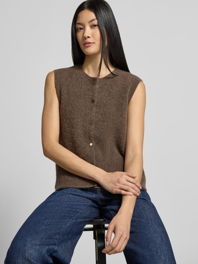 Frauenmodel trägt Regular Fit Cardigan aus elastischem Alpaka-Mix mit Knopfleiste von MOS MOSH, braune Textur, ärmellos, Nahaufnahme Oberkörper. Damen Cardigan, Rückenlänge Größe S 46 cm.