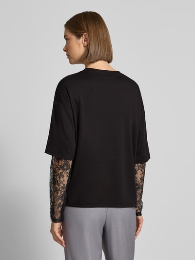 Vrouwenmodel draagt Regular fit shirt met lange mouwen met viscose, model 'TAHLIA' van ONLY, Dames, zwarte stof, grijze broek, volledige achteraanzicht.