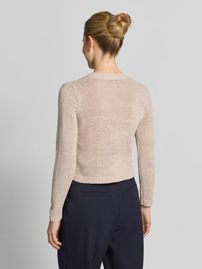 Frauenmodel trägt Strickjacke mit Rundhalsausschnitt und Knopfleiste von Betty Barclay, beige, Regular Fit, Rückenansicht, Nahaufnahme Oberkörper.