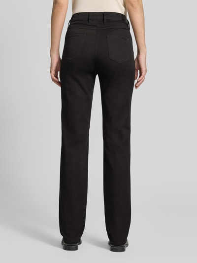 Frauenmodel trägt schwarze Regular Fit Gerade Hose aus Baumwoll-Mix Modell 'BE LOVED' von TONI, Damen Gerade Hose, Ganzkörperansicht Rückansicht.