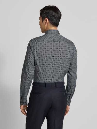 Männermodel trägt Slim Fit Businesshemd aus Baumwolle mit Kentkragen von OLYMP Level Five, dunkles Muster, Ganzkörperansicht Rückansicht. Rückenlänge 80 cm, Schulterbreite 44 cm, Ärmellänge 68 cm, Reine Baumwolle, Knopfleiste.