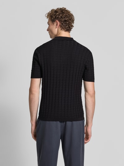Männermodel trägt Regular Fit Poloshirt aus Viskose-Mix Modell 'Maglia' von Armani Exchange, Stepp-Optik, Rückenansicht.