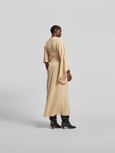 Frauenmodel trägt Slim Fit Maxikleid mit Zierbesatz Modell von Joseph, Acetat-Mix, Raffungen, asymmetrisches Design, Cremefarbton, fließende Textur, Gesamtlänge 152 cm, Brustweite 40 cm, Ärmellänge 37 cm, Ganzkörperansicht Rückansicht.