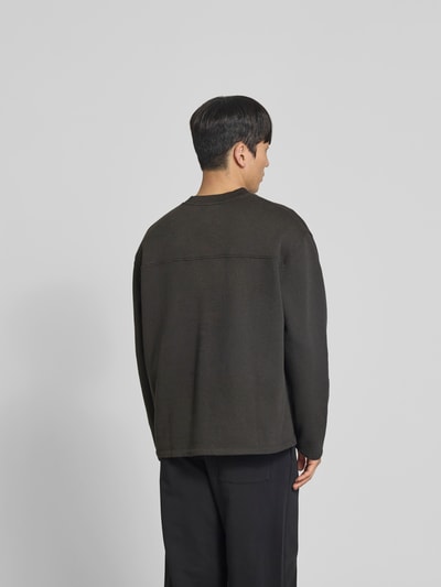 Männermodel trägt Sweatshirt mit Rundhalsausschnitt von WON HUNDRED in Dunkelgrün, reine Baumwolle, relaxed Fit, Ganzkörperansicht Rückansicht.