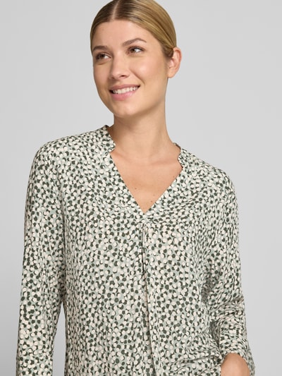 Frauenmodel trägt Bluse aus reiner Viskose Modell 'Adney' von FREE/QUENT mit V-Ausschnitt, lockerem Sitz, Nahaufnahme Oberkörper.