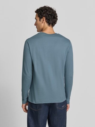 Männermodel trägt Shaped Fit Langarmshirt aus reiner Baumwolle von Marc O'Polo in Blau mit glatter Textur, Ganzkörperansicht Rückansicht. Herren Langarmshirt von Marc O'Polo.