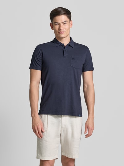 Männermodel trägt Regular Fit Poloshirt mit Brusttasche von Lerros aus bawełna, kołnierzyk polo, listwa guzikowa, wyhaftowane logo, długość tyłu w rozmiarze M: 66 cm, granatowy, gładka tekstura, Ganzkörperansicht von vorne.