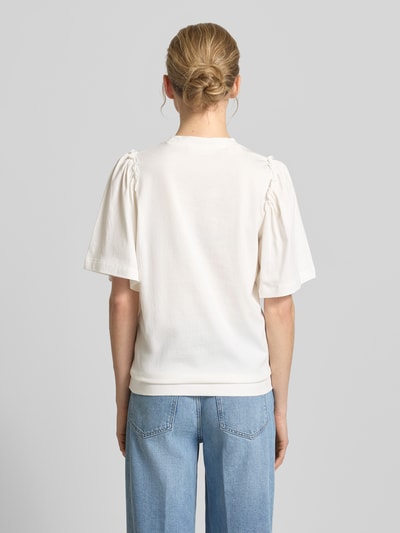 Kobiecy model nosi Regular Fit T-Shirt aus reiner Baumwolle Modell 'PENELOPE' von Selected Femme, jednokolorowy, falbany, okrągły dekolt, rękaw o dł. 1/2, bawełna, widok całej sylwetki z tyłu