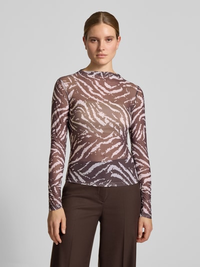Vrouwenmodel draagt Slim Fit Longsleeve in semitransparant design van comma met recht model, semi-transparante look in bruintinten, Dames shirt met lange mouwen, ruglengte bij maat 36: 56 cm, voorkant geheel in beeld