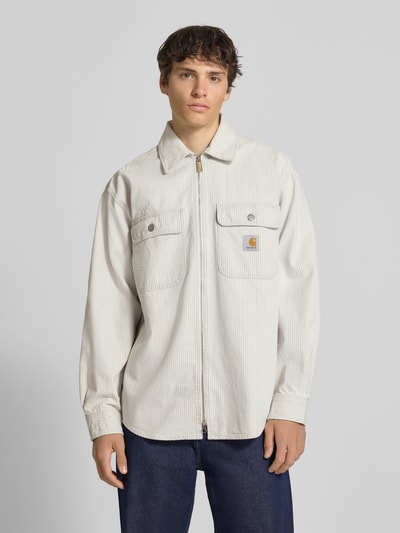 Männermodel trägt Regular Fit Hemdjacke mit Zweiwege-Reißverschluss von Carhartt Work In Progress, reine Baumwolle, Brusttaschen, Nahaufnahme Oberkörper.
