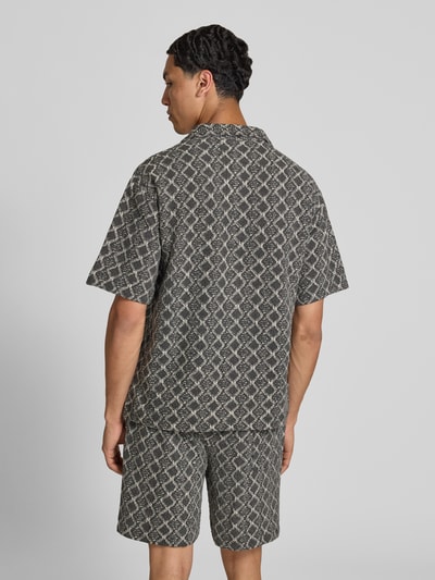 Männermodel trägt Boxy Fit Freizeithemd im Allover-Look Modell 'ZANDER' von Redefined Rebel aus reiner Baumwolle, Ganzkörperansicht Rückansicht.