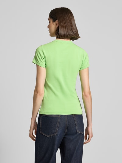 Frauenmodel trägt Slim Fit T-Shirt aus Baumwoll-Mix von Polo Ralph Lauren in Optik: Unifarben mit Logo-Print, Ganzkörperansicht Rückansicht.