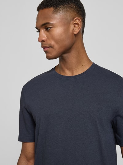 Mannelijk model draagt t-shirt met geribde ronde hals Model 'Olaf' van Tiger Of Sweden, katoenmix, recht model, nahaufnahme bovenlichaam.