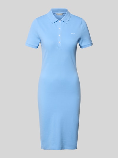 Produktfoto, Knielanges Polokleid mit Label-Stitching von Gant in Hellblau, gerader Schnitt, kurze Ärmel, Baumwoll-Elasthan-Mix, strukturierte Oberfläche