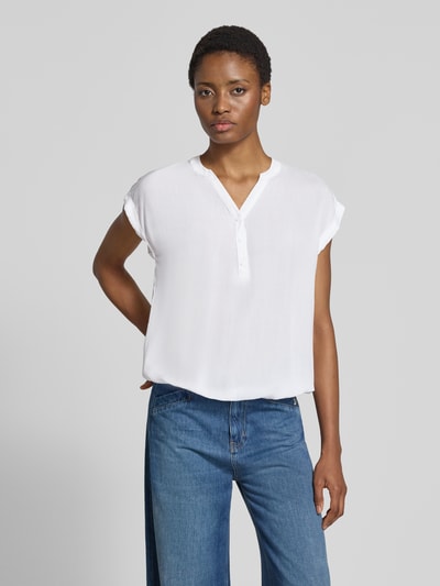 Frauenmodel trägt Blusentop aus Viskose mit Knopfleiste Modell 'Mi44riama' von ZABAIONE in Weiß, Regular Fit, V-Ausschnitt, Ganzkörperansicht von vorne.