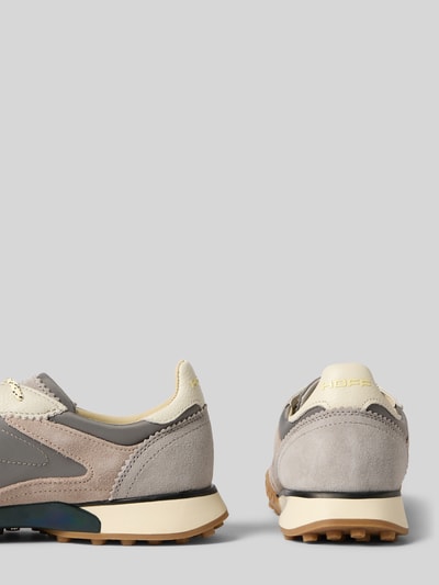 Produktfoto, Sneaker aus Leder-Mix mit Logo-Detail Modell 'Bridge' von HOFF, mieszanka skóry, detal z logo, krój zaokrąglony, profilowana podeszwa, wysokość obcasa w rozmiarze 40: 2 cm, wysokość cholewki w rozmiarze 40: 8 cm, szerokość cholewki w rozmiarze 40: 8 cm, stonowane kolory, gładkie i zamszowe faktury, pastelowe odcienie, beż i szarość