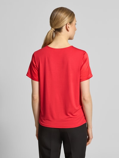 Frauenmodel trägt Regular Fit Bluse aus Satin von Christian Berg Woman Selection in Rot, glatte Textur, Kurzarm, Ganzkörperansicht Rückansicht.