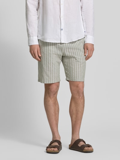 Männermodel trägt Shorts aus Leinen-Baumwoll-Mix mit Tunnelzug von MCNEAL, hellgrünes Streifenmuster, Regular-Fit, Allover-Look, Nahaufnahme Oberschenkel. Bundweite bei Größe M: 44 cm, Innenbeinlänge bei Größe M: 23 cm.