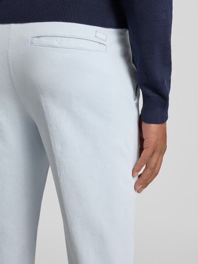 Männermodel trägt Slim Fit Schmale Hose aus Baumwoll-Mix Modell 'KAITON1' von BOSS, hellblau, Detailaufnahme Hüfte und Gesäß.